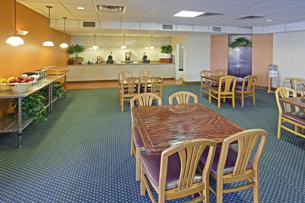 Americas Best Value Inn Laredo 27/34