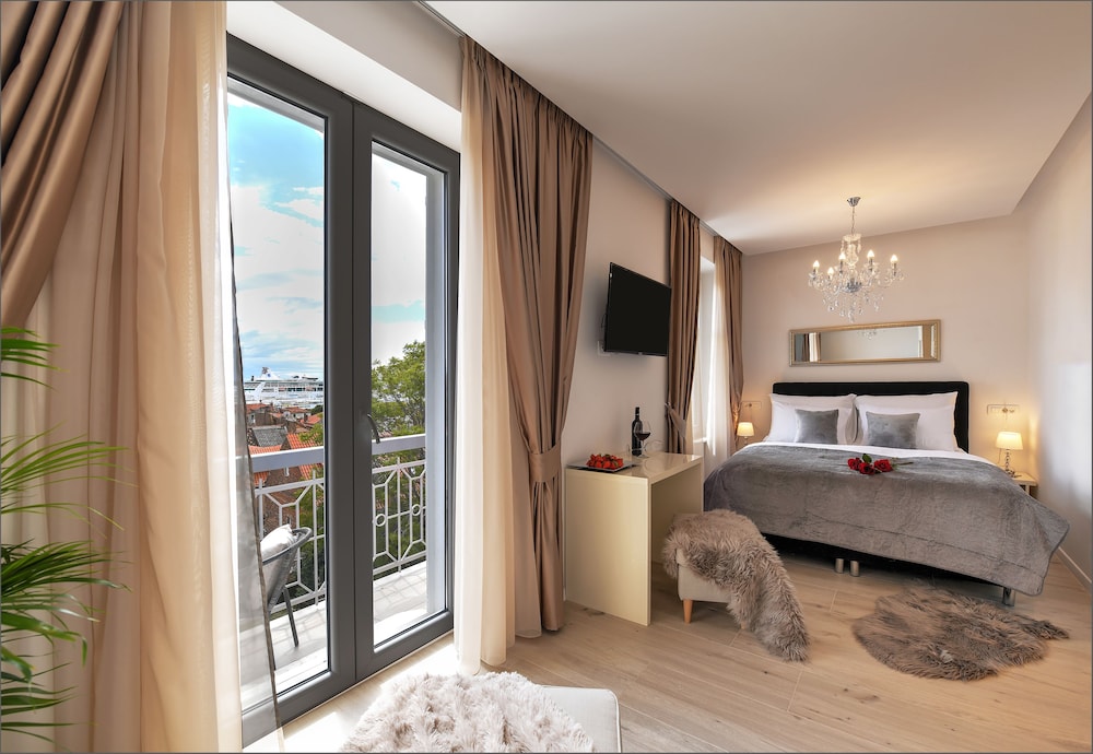 Via Porto Rooms 15/49