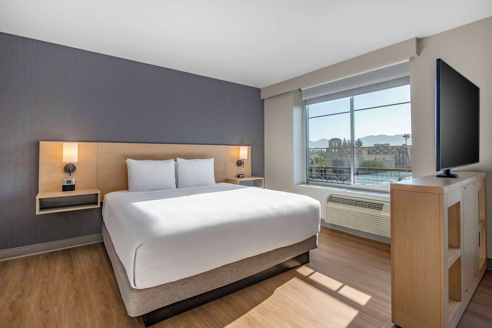 غرفة بسرير كينج بإطلالة مع أريكة، Hyatt Place Riverside Downtown 2/5