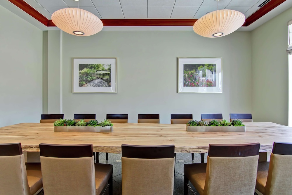 Hilton Garden Inn Ottawa Airport 74/86