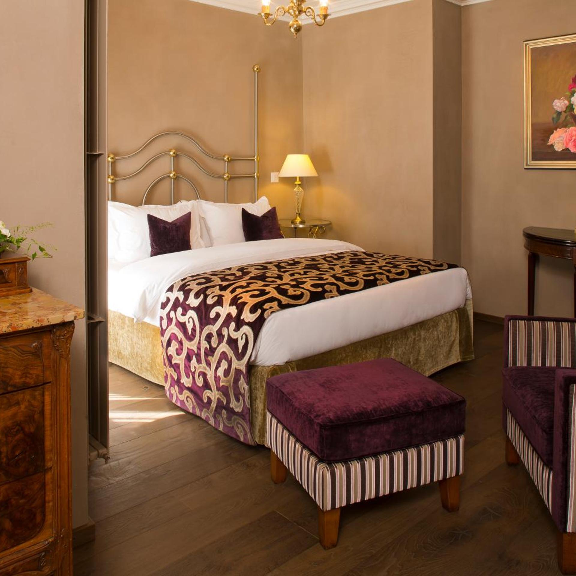 SUITE, QUEEN BED