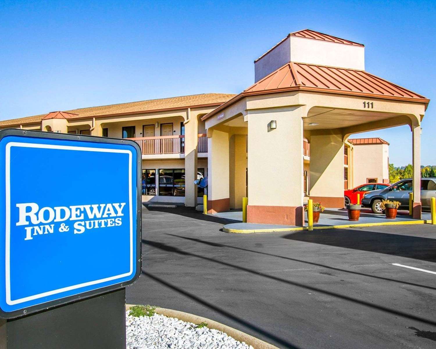 Rodeway Inn & Suites Clarksville near Governors Square Mall 21/22