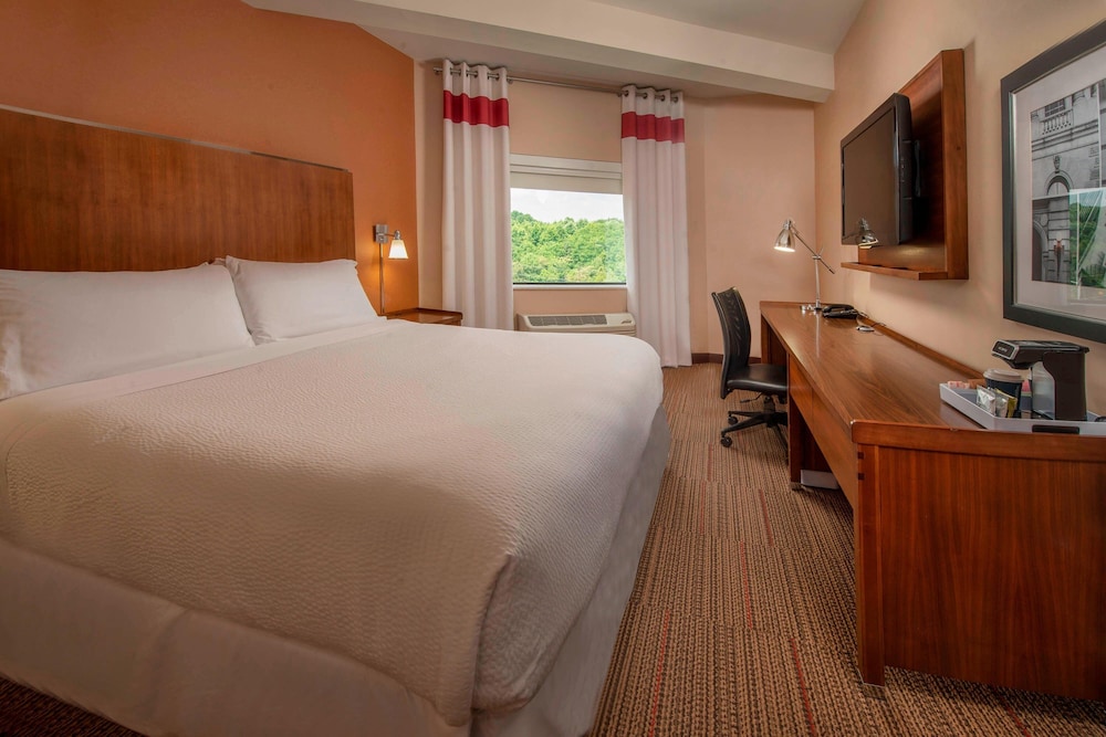 Junior Suite, Studio, King Bed, Sofa, Accessible