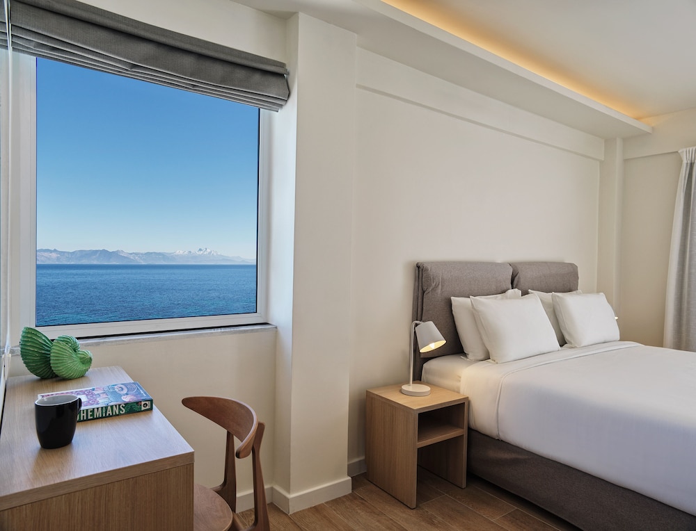 DELUXE, PARTIAL SEA VIEW