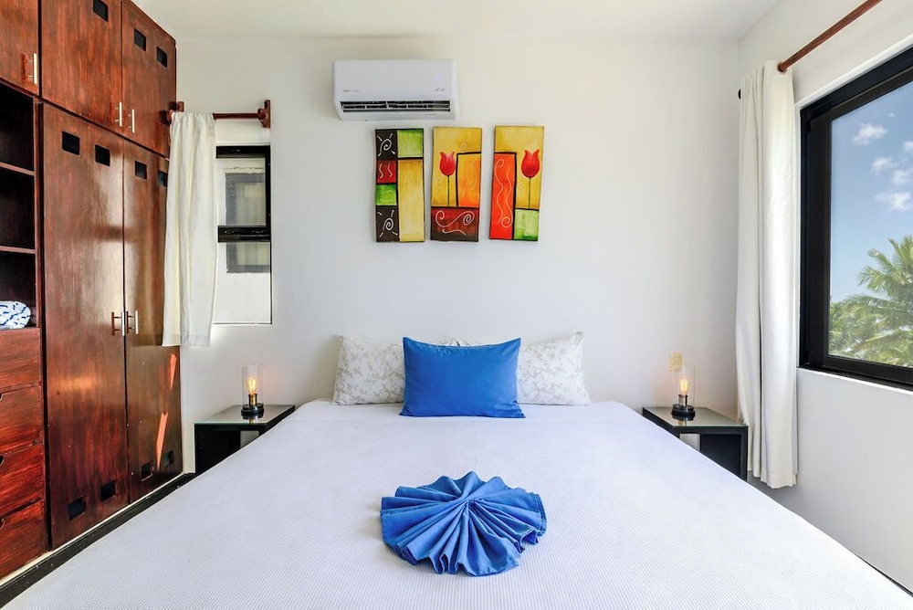 Velas Condos 15/48