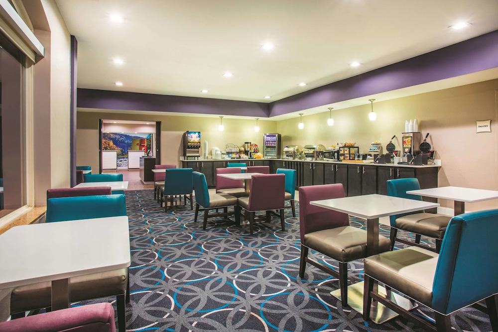 La Quinta Inn & Suites by Wyndham Russellville 27/35