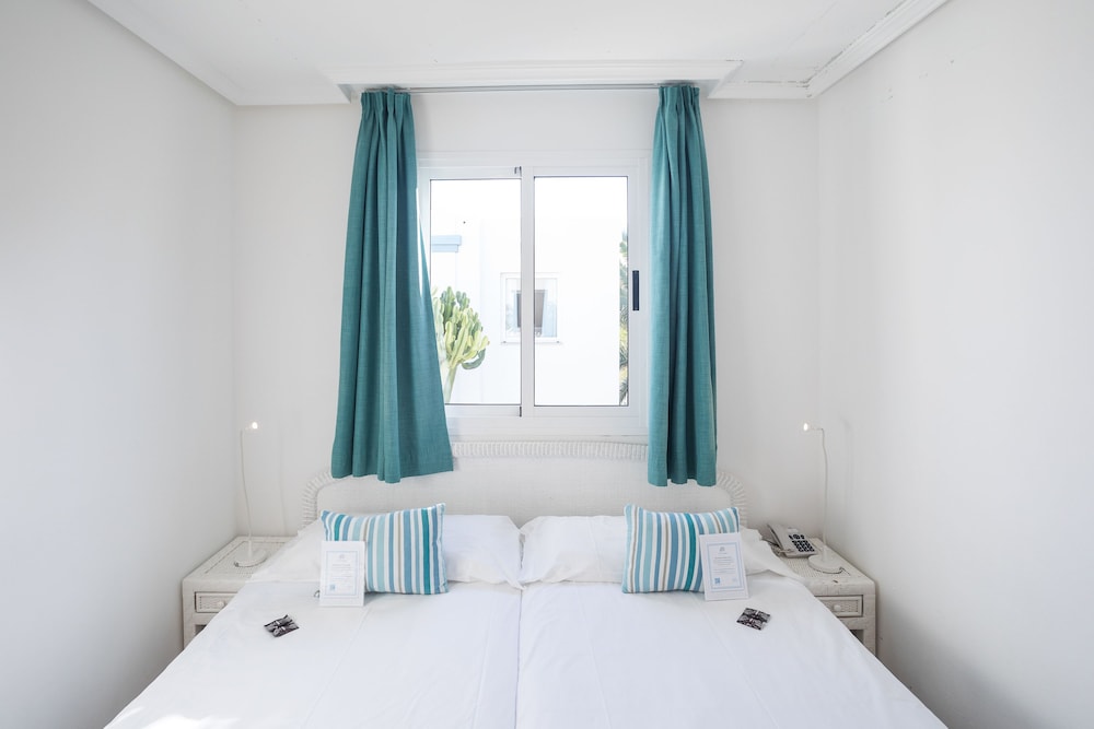 ARENA BEACH HOTEL 28/65