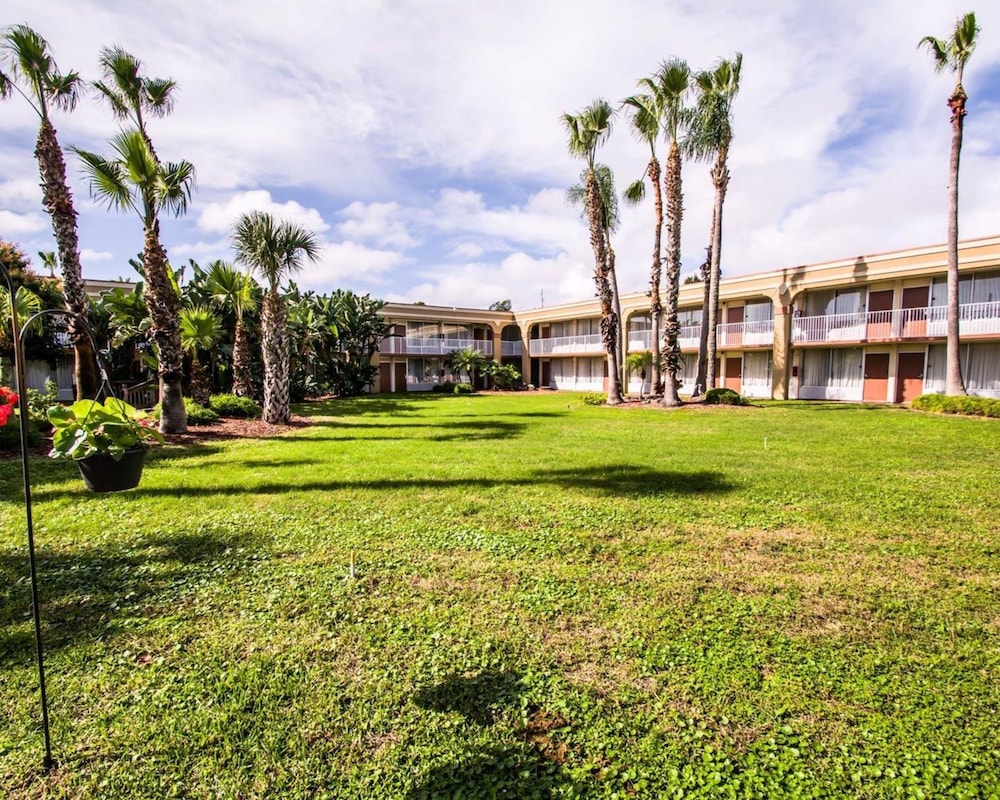 ISLAND HOTEL of Space Coast 43/46