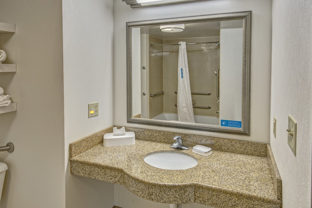 Hampton Inn & Suites Toledo-Perrysburg 26/50