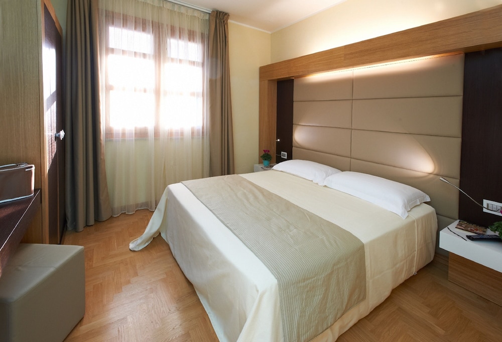 Suite, Balcony