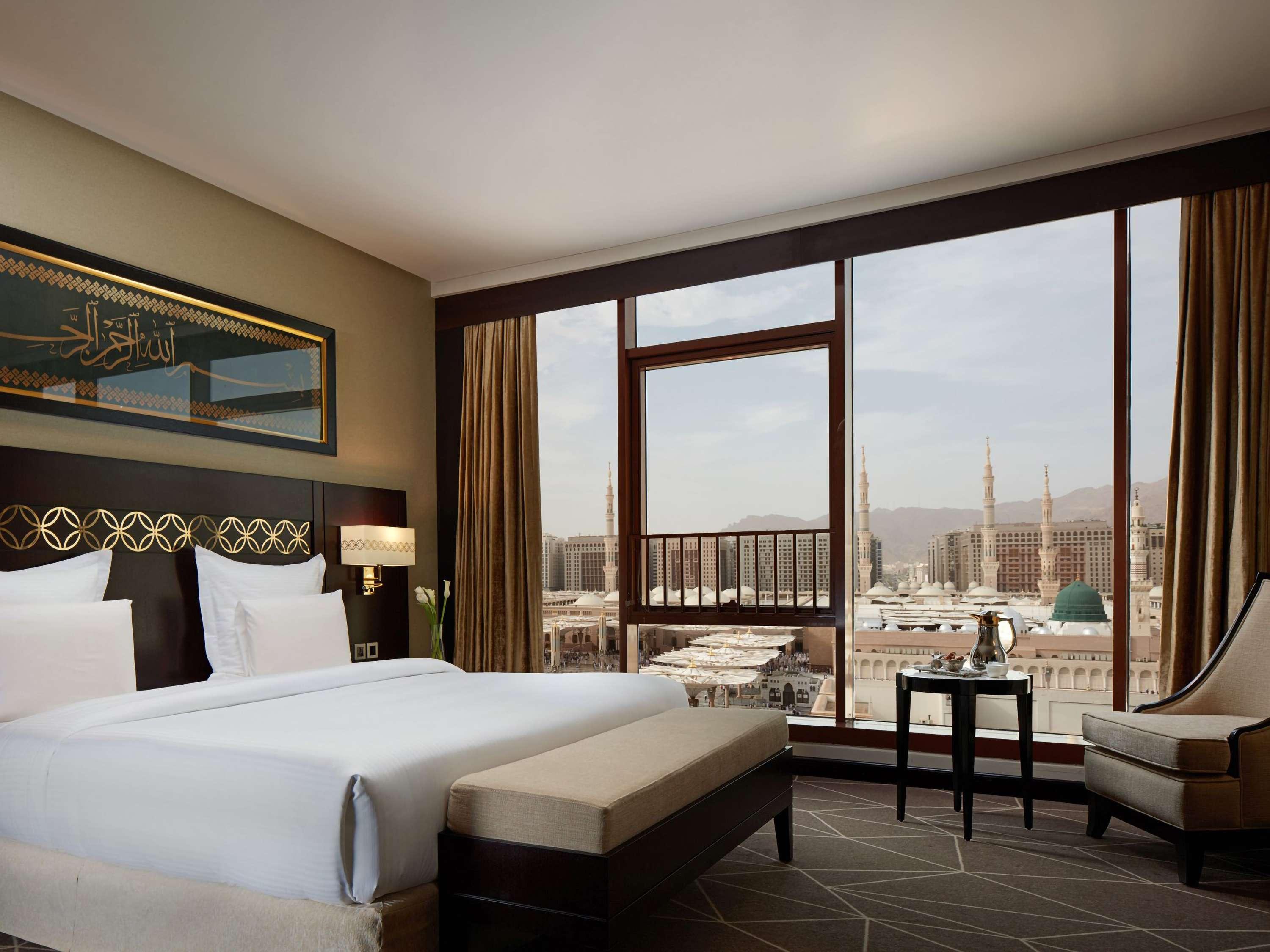 جناح تنفيذي بسرير مزدوج وسريرين منفصلين بإطلالة على الحرم