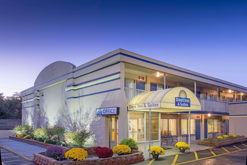 Days Inn & Suites By Wyndham Dayton North 5/19