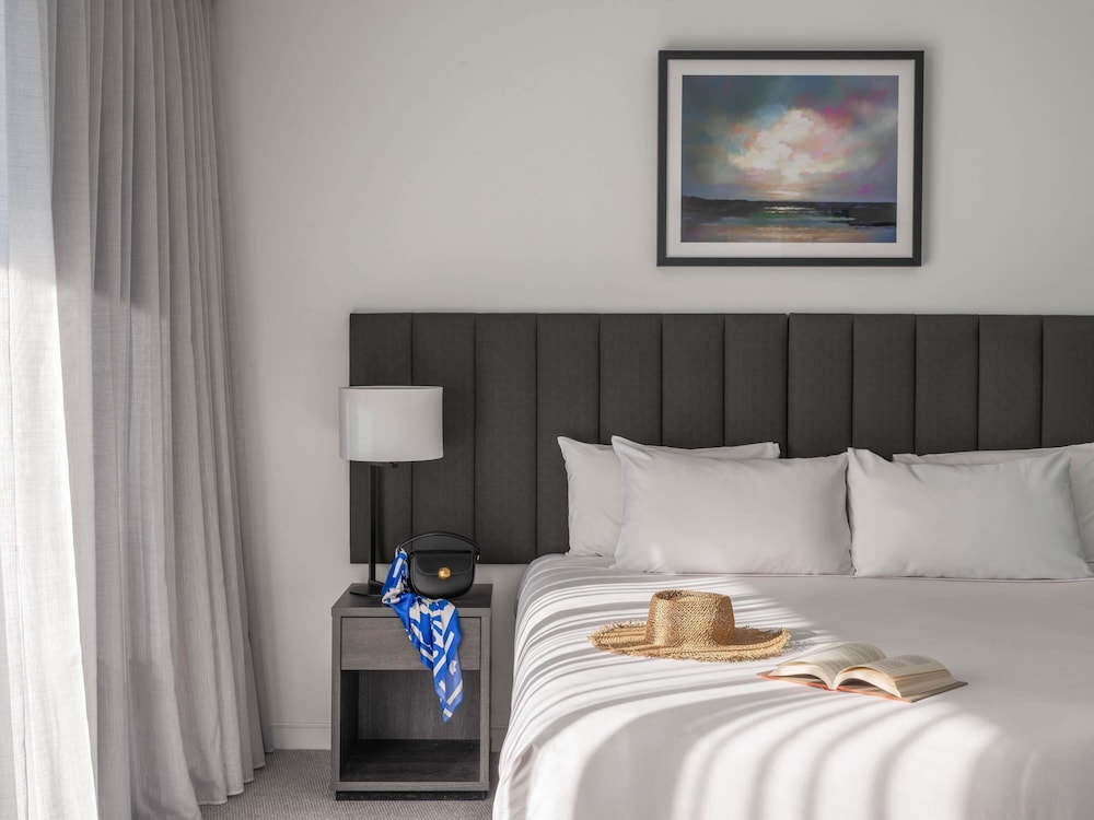 2 BEDROOMS, SUITE, SKY VIEW
