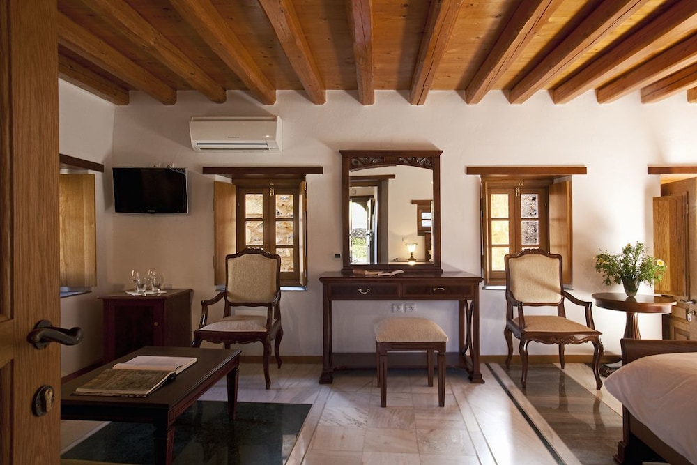 Likinia Hotel 24/50