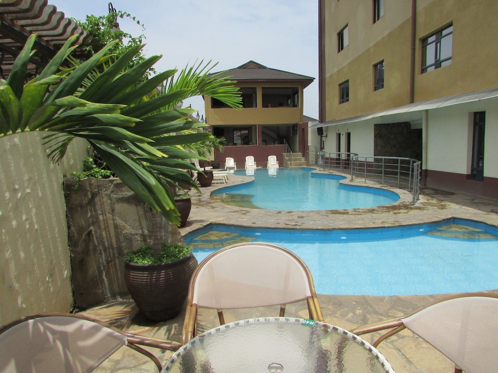 Trippleo's Hotel 24/25