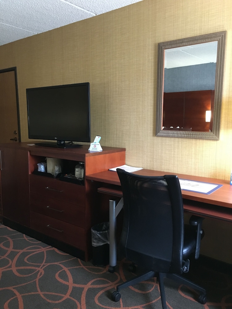 Best Western Plus Fresno Airport Hotel 46/68