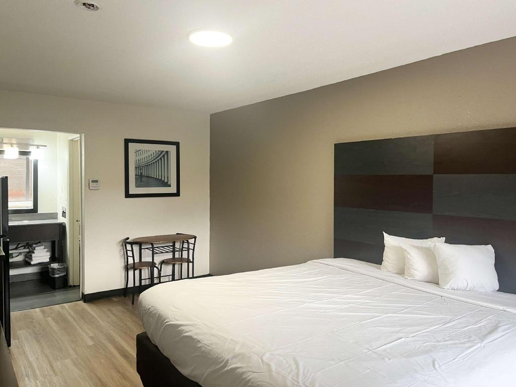 1 King Bed - Non-Smoking, Kitchen