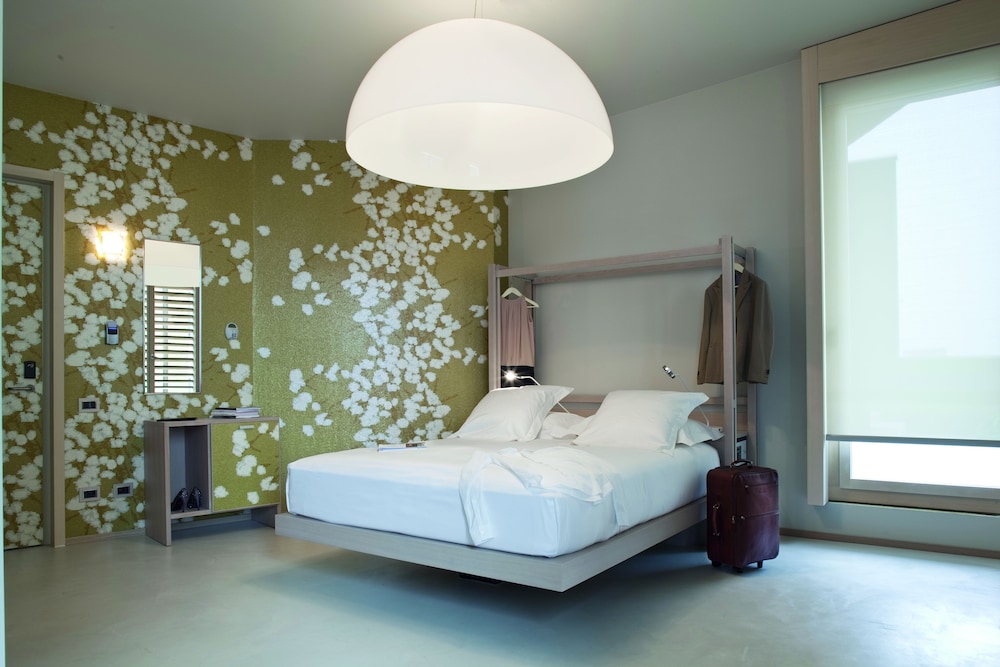 NU Hotel 8/38