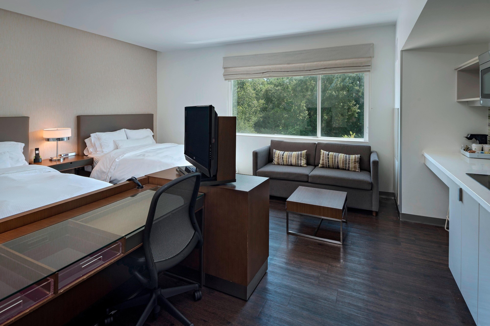 studio, 2 queen beds