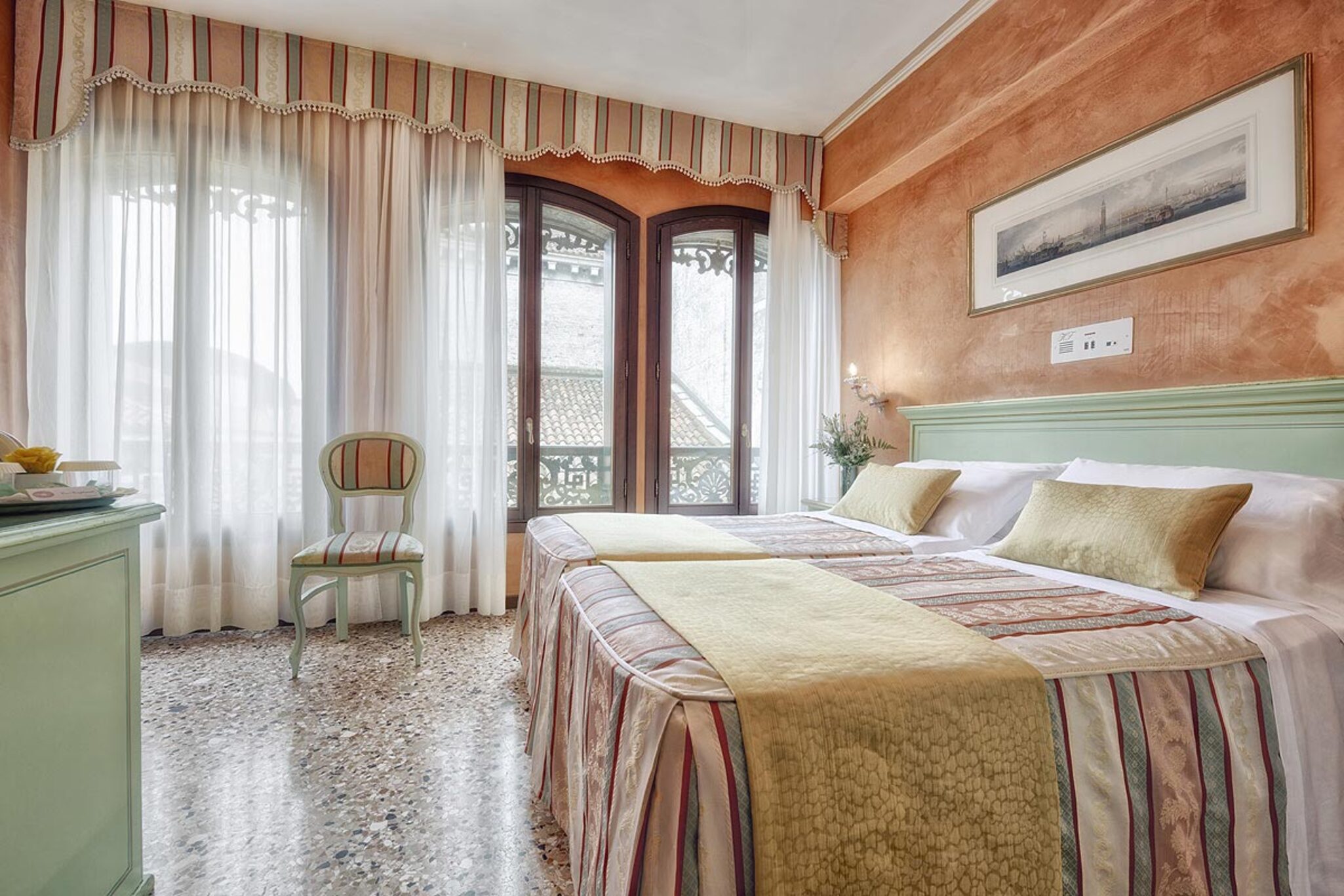 TWIN ROOM
