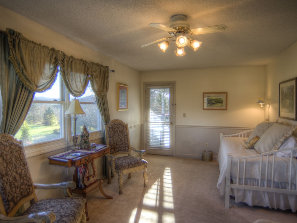 Blue Mountain Mist Country Inn 38/63