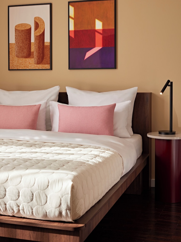 Medium, Queen Bed
