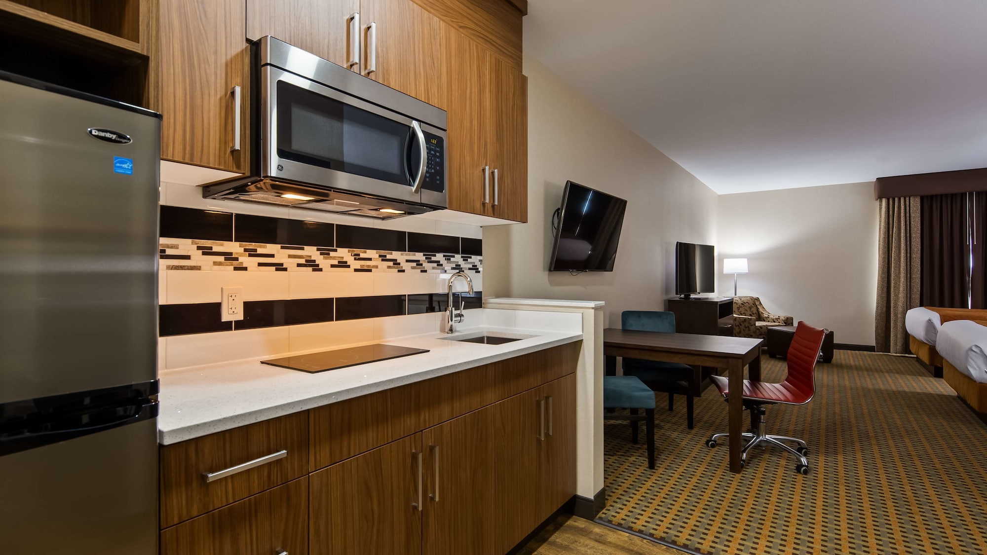 غرفة قياسية بسرير كينج مع أريكة بمطبخ صغير، Best Western Plus Hinton Inn and Suites 9/9