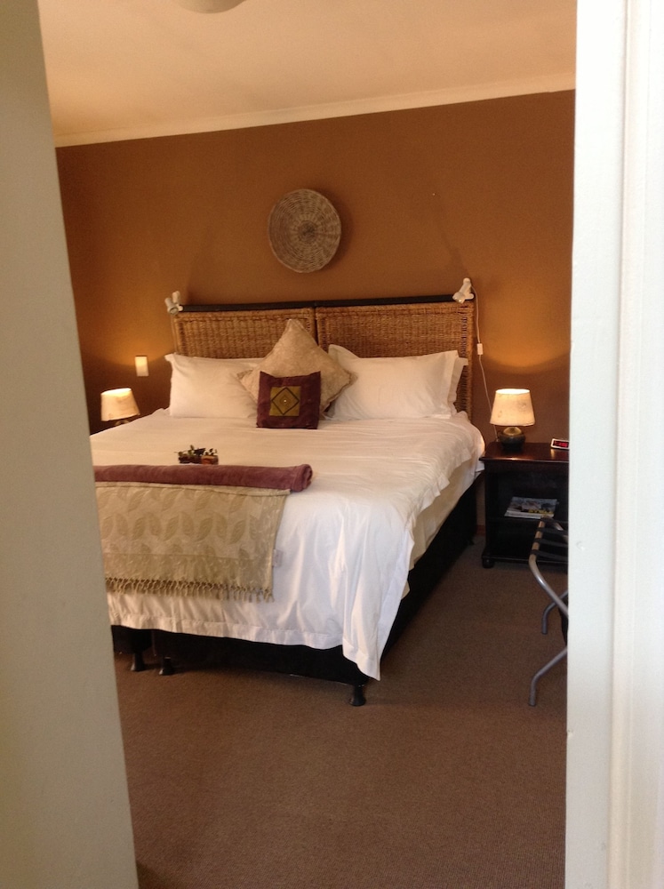 Uxolo Guest House 7/13