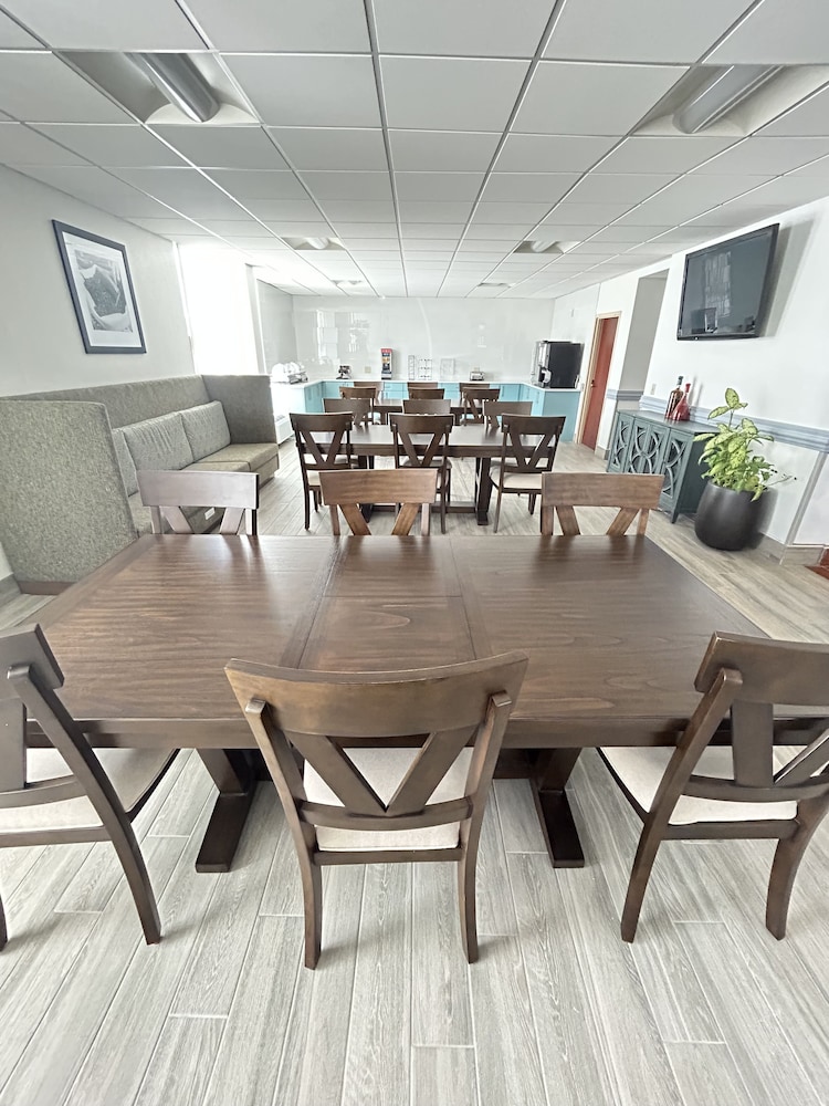 Clarion Inn and Suites Grand Rapids Airport 55/63