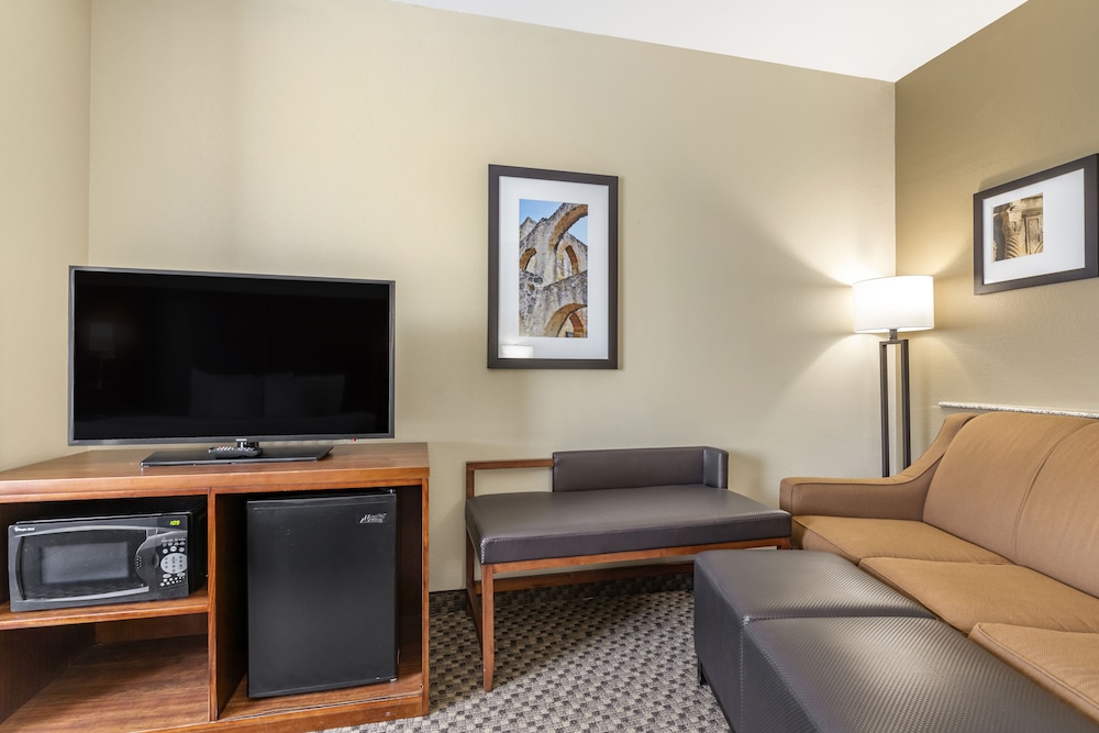 Comfort Suites Medical Center Near Six Flags 29/44