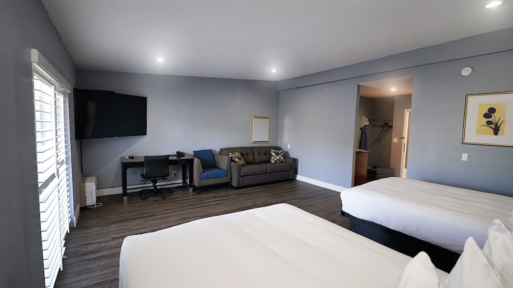 RENOVATED, 2 QUEEN BEDS, SOFA