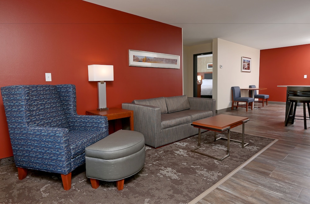 Holiday Inn Hotel And Suites Sioux Falls Airport 30/57