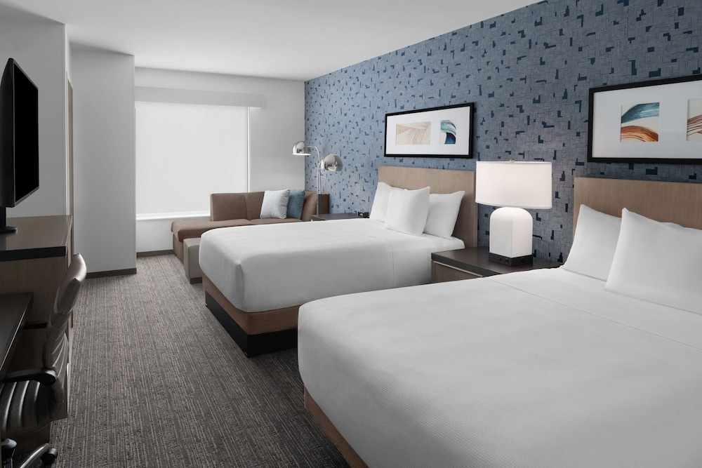 Room, 2 Queen Beds, Den