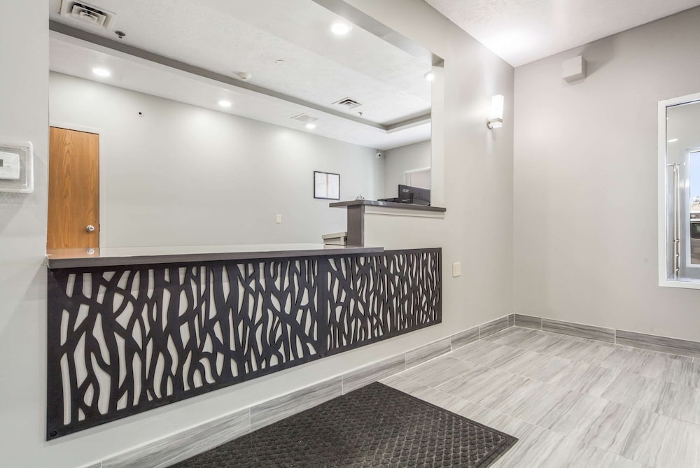 Quality Inn and Suites Omaha NE 9/34