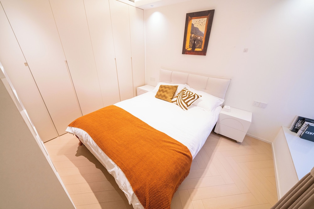 2 Bedrooms, Senior, Apartment, 1 Queen and 1 Double Bed، Book and Bed-People's Square 2/8