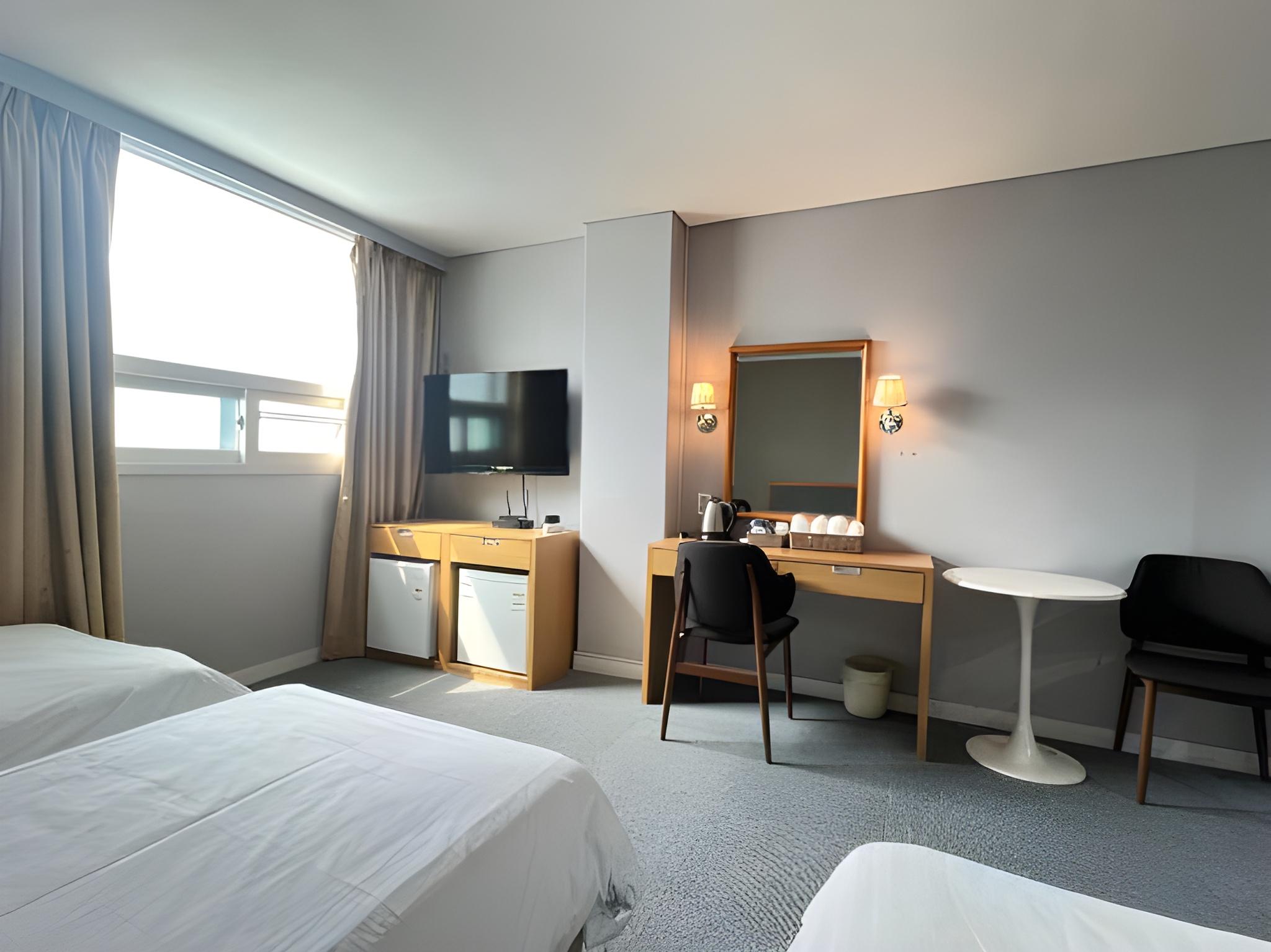 Room, Double Bed, No Window