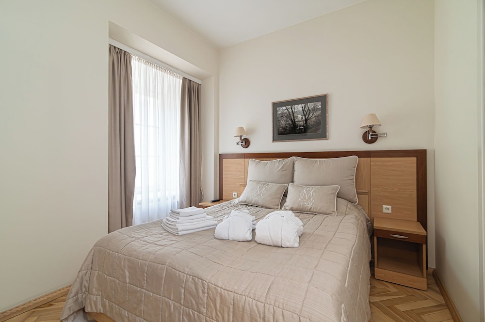 DELUXE, SUITE