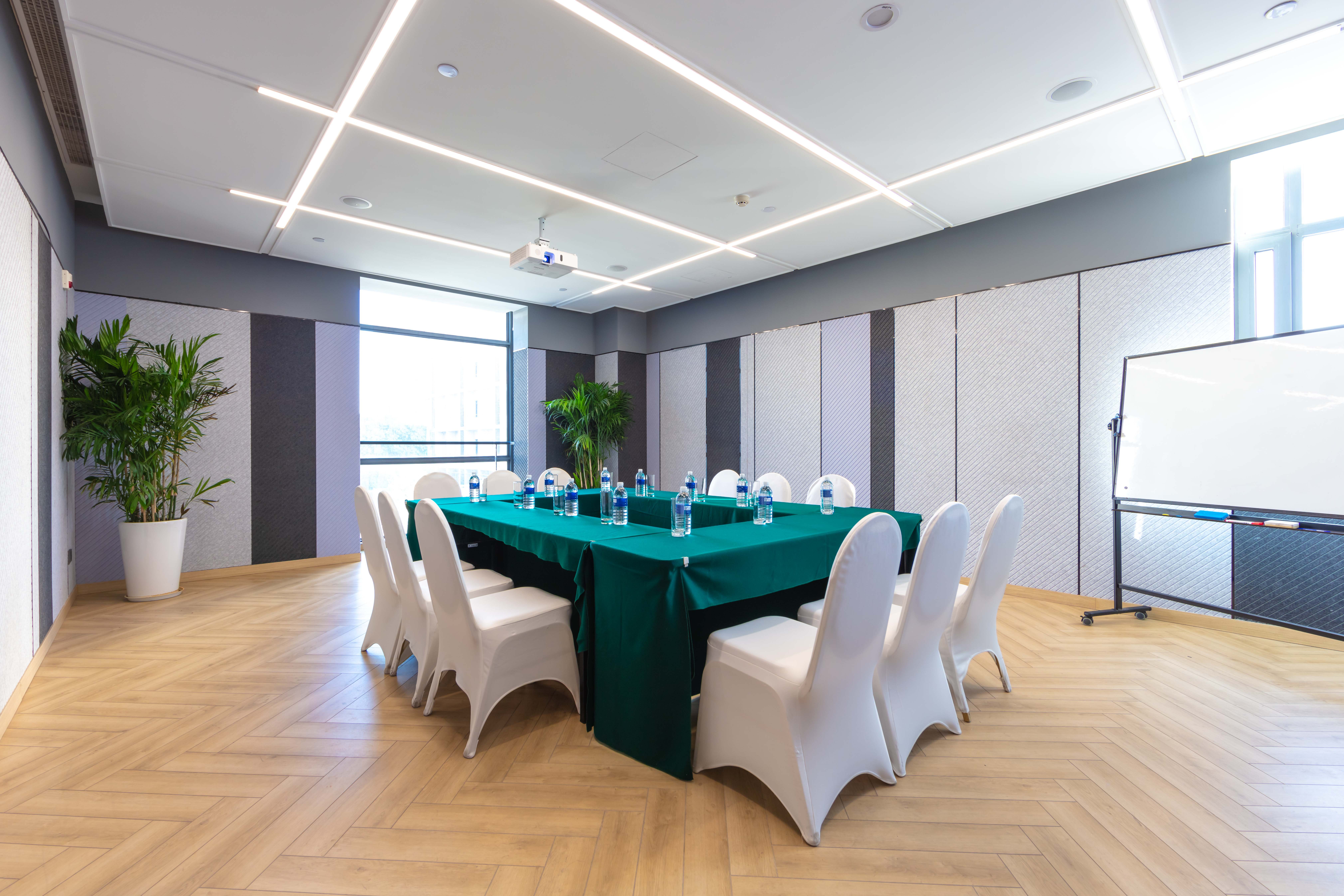 Holiday Inn Express Shanghai Pudong Airport 16/32