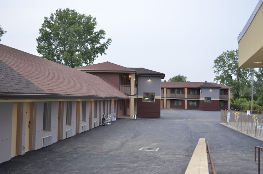 AArya Hotel By Niagara Fashion Outlets 42/44