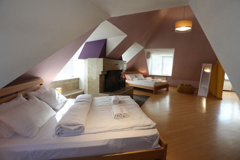2 BEDROOMS, LOFT, FAMILY, CITY VIEW, EXECUTIVE LEVEL