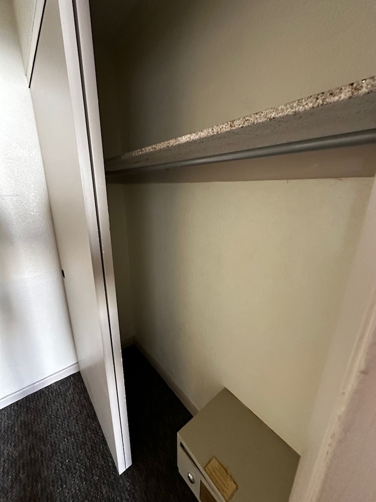 Ramada By Wyndham Virginia Beach 16/37