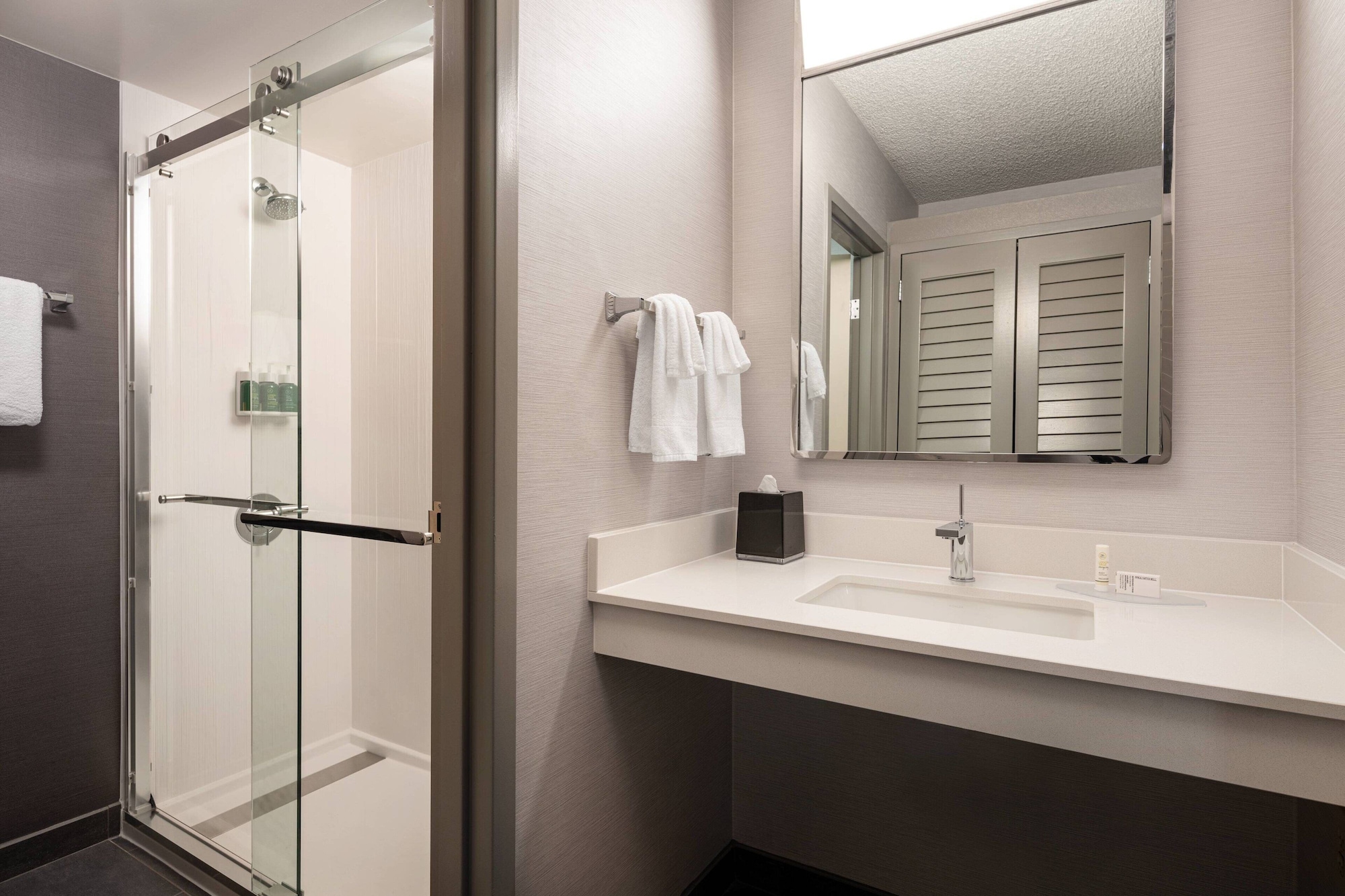 غرفة تنفيذية بسرير كينج مع أريكة لذوي الإعاقة، Courtyard Seattle Southcenter 3/3