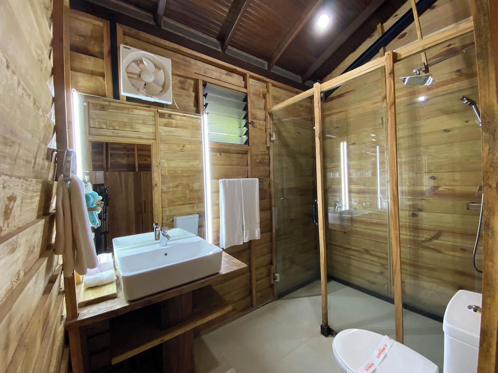 River, Chalet, King Bed, The Glenrock 6/7
