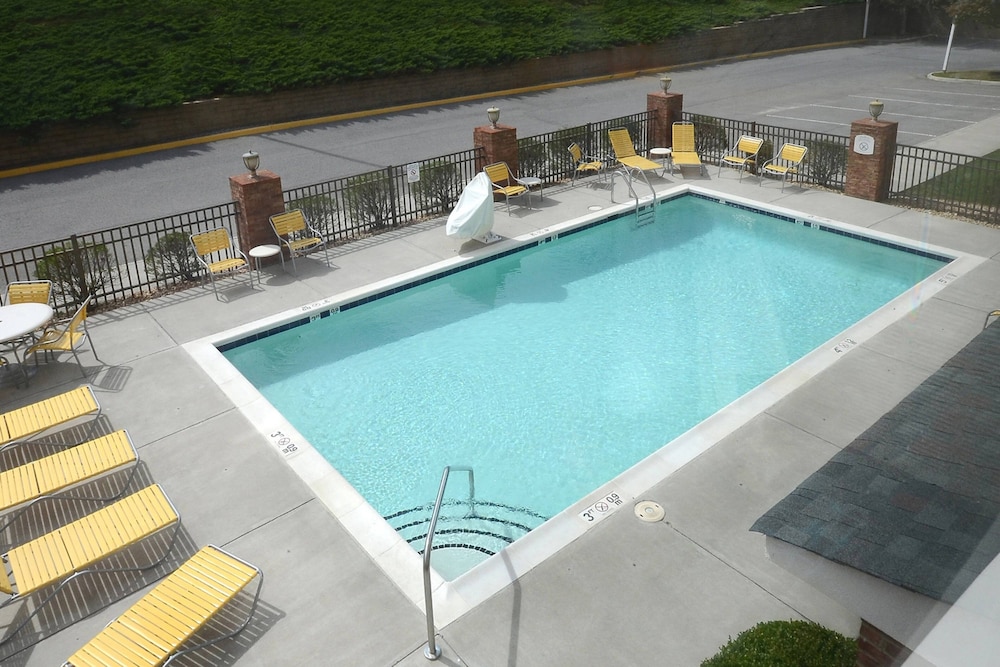Fairfield Inn Suites By Marriott Roanoke Hollins I 81 4/26