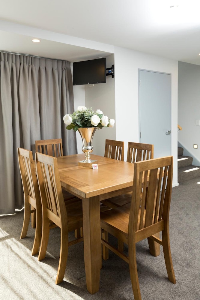 2 On Whiteleigh Motel 43/59