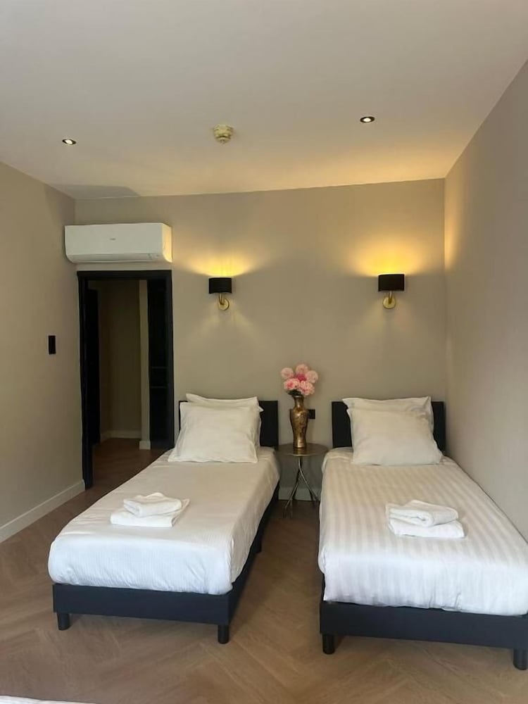Hotel 83 3/31