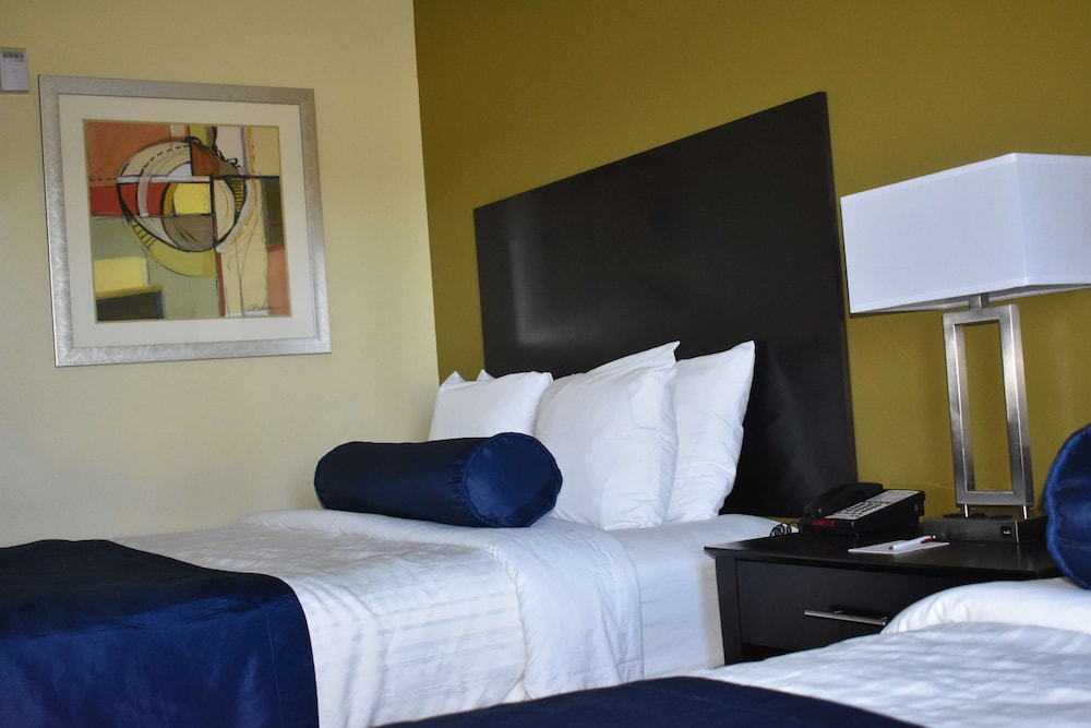 Best Western Plus Brunswick Inn & Suites 24/45