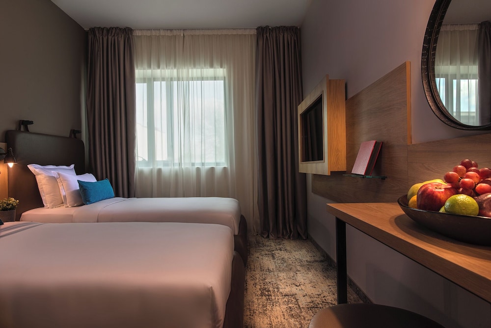 Mini, Twin Beds