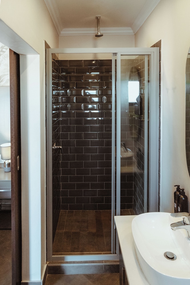 The Feather Hill Boutique Hotel 25/29