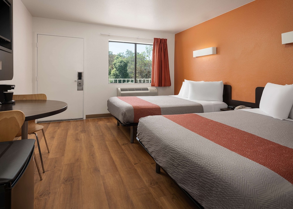 Motel6 Temecula, CA - Historic Old Town 30/62